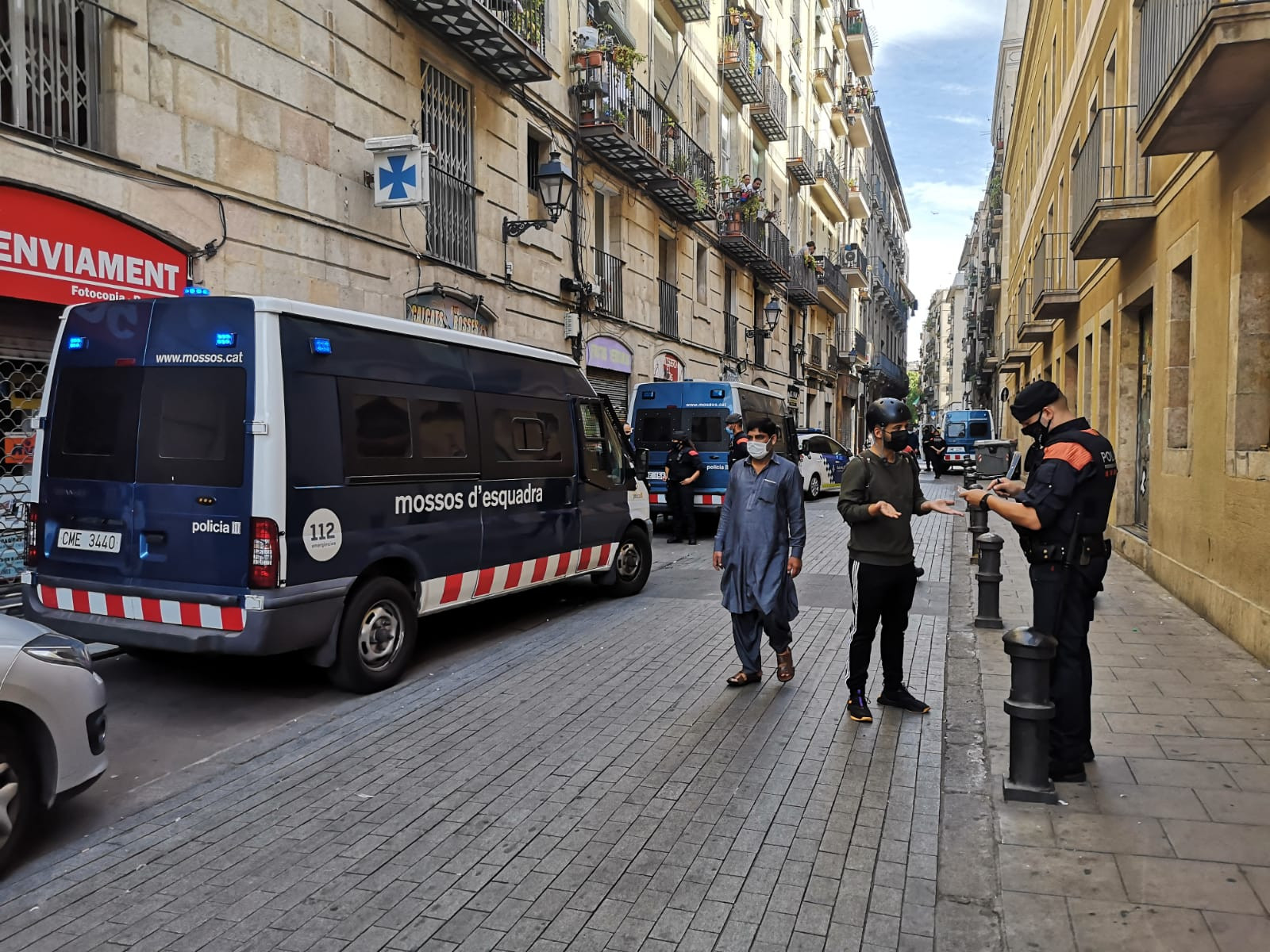 Furgonetas de los Mossos durante la operación Colisseo en el Raval / G.A