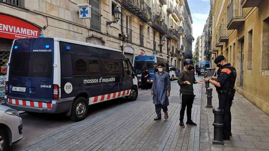 Furgonetas de los Mossos durante la operación Colisseo en el Raval / G.A