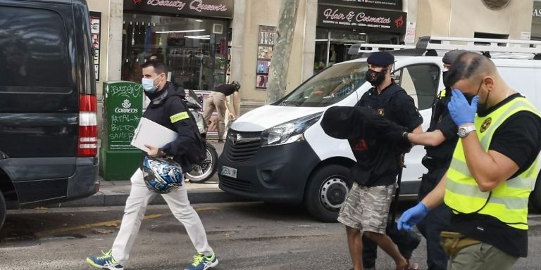  Un detenido durante la redada policial del 7 de octubre de 2020 / G.A