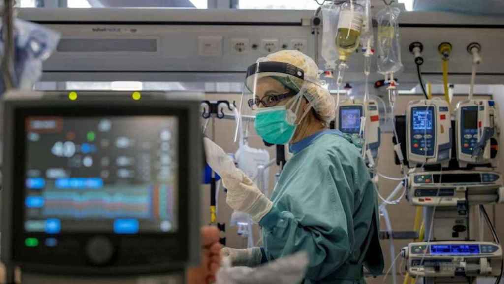 Una trabajadora sanitaria del Hospital Vall d'Hebron durante la pandemia de coronavirus / EFE