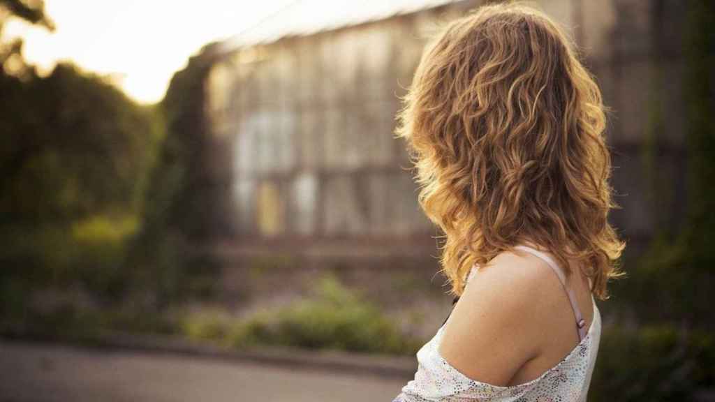 Mujer con el pelo rizado