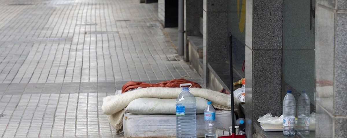 Objetos de una persona sintecho en una calle de Barcelona / ARRELS FUNDACIÓ