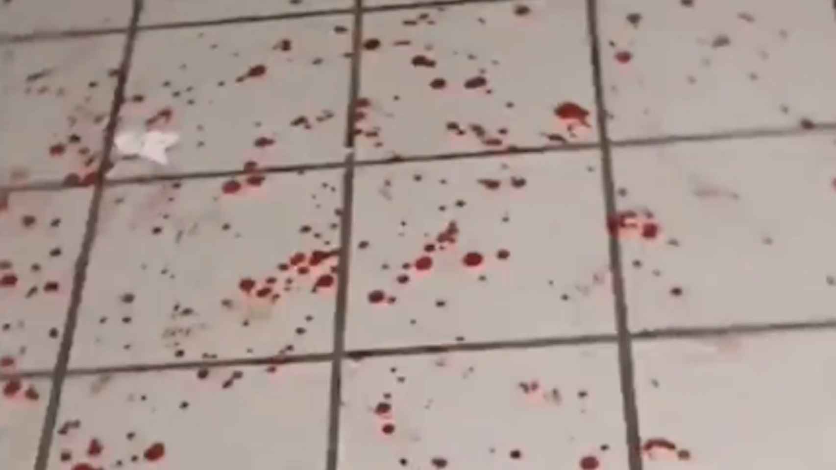 Sangre en la estación de Metro de Urquinaona / REDES SOCIALES