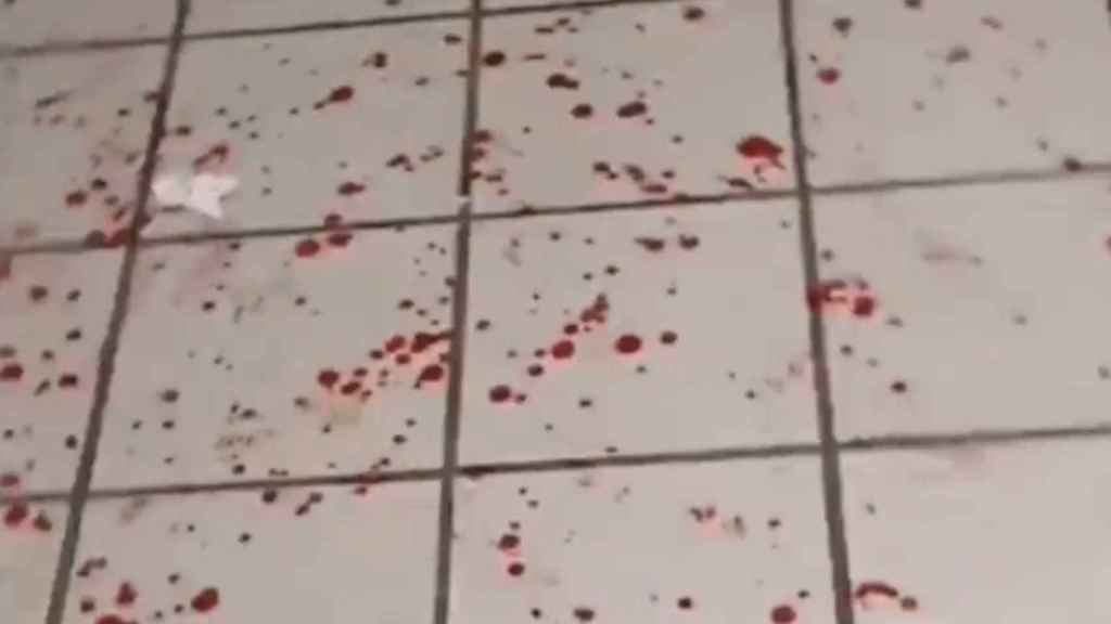 Sangre en la estación de Metro de Urquinaona / REDES SOCIALES