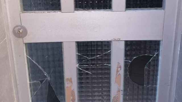 Uno de los portales golpeados en Trinitat Vella el pasado domingo / FACEBOOK
