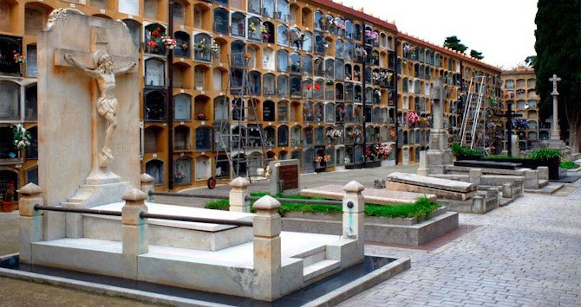 Sepulturas en el cementerio de Les Corts de Barcelona / CG