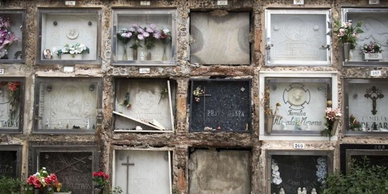 Bloques del cementerio de Montjuïc en mal estado 