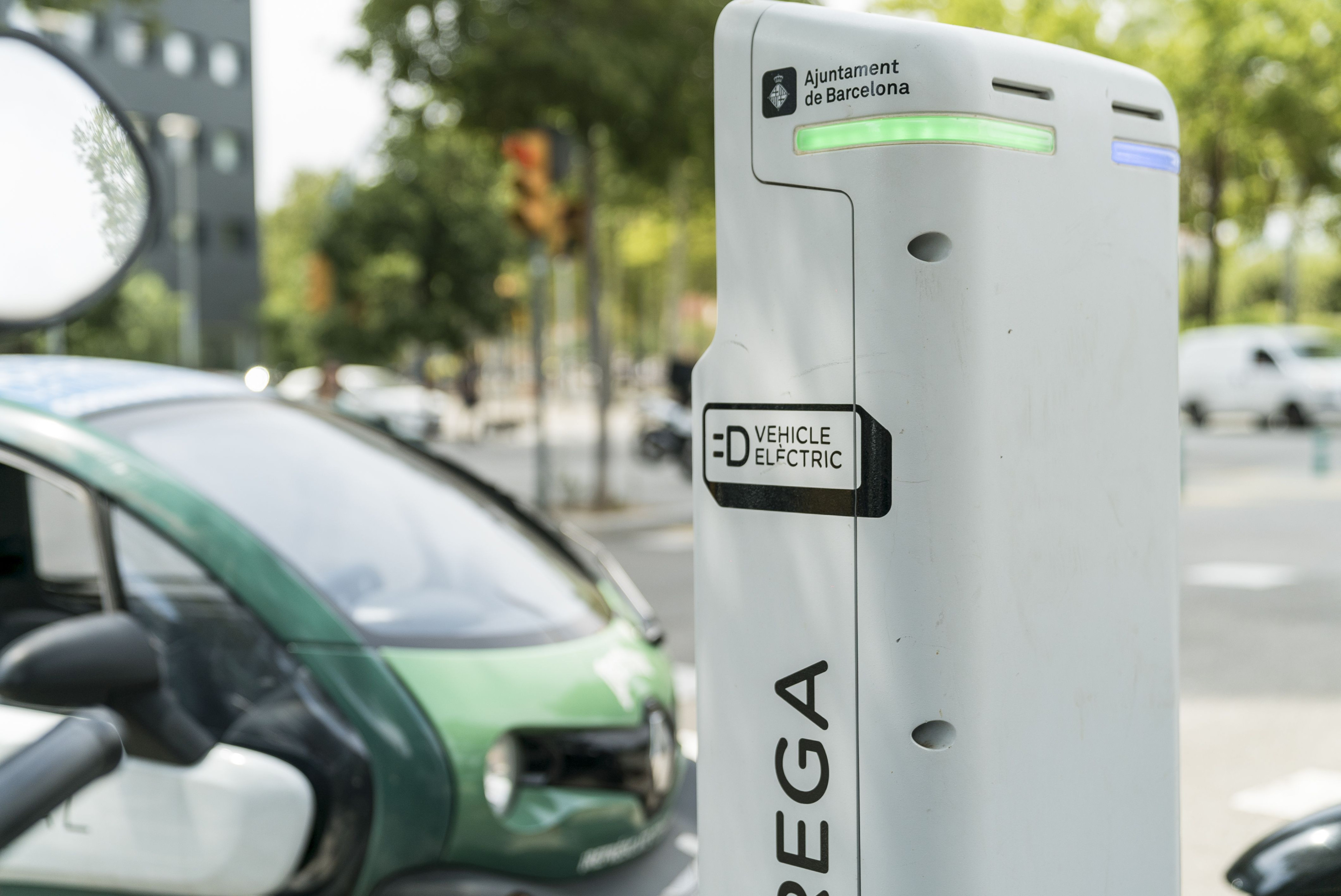 Punto de carga de vehículos eléctricos en Barcelona / AJ BCN