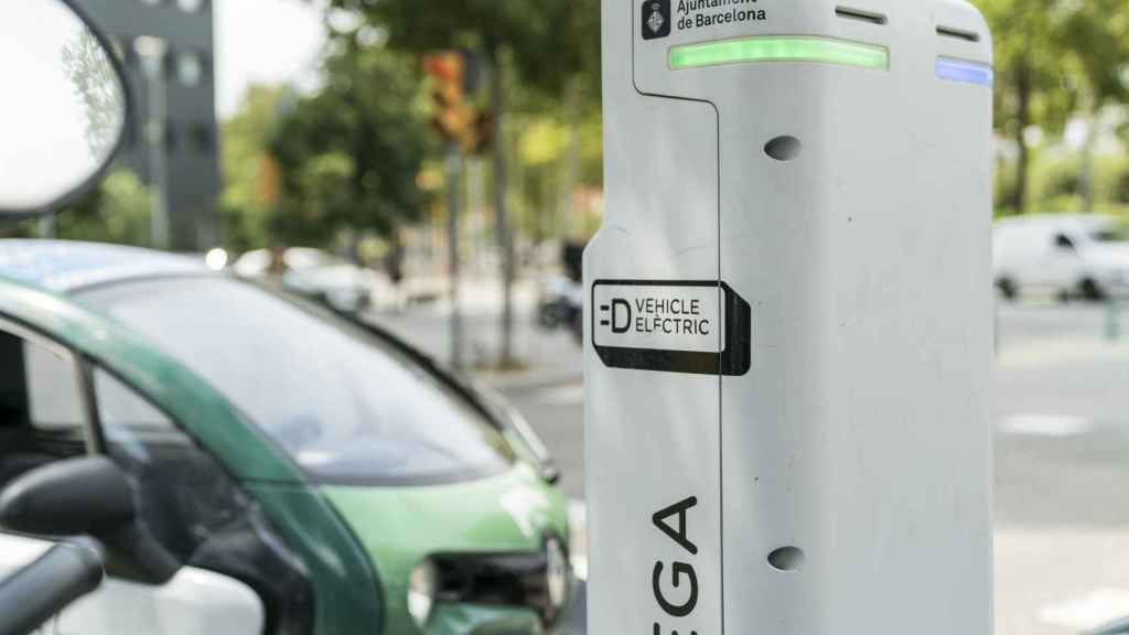 Punto de carga de vehículos eléctricos en Barcelona / AJ BCN