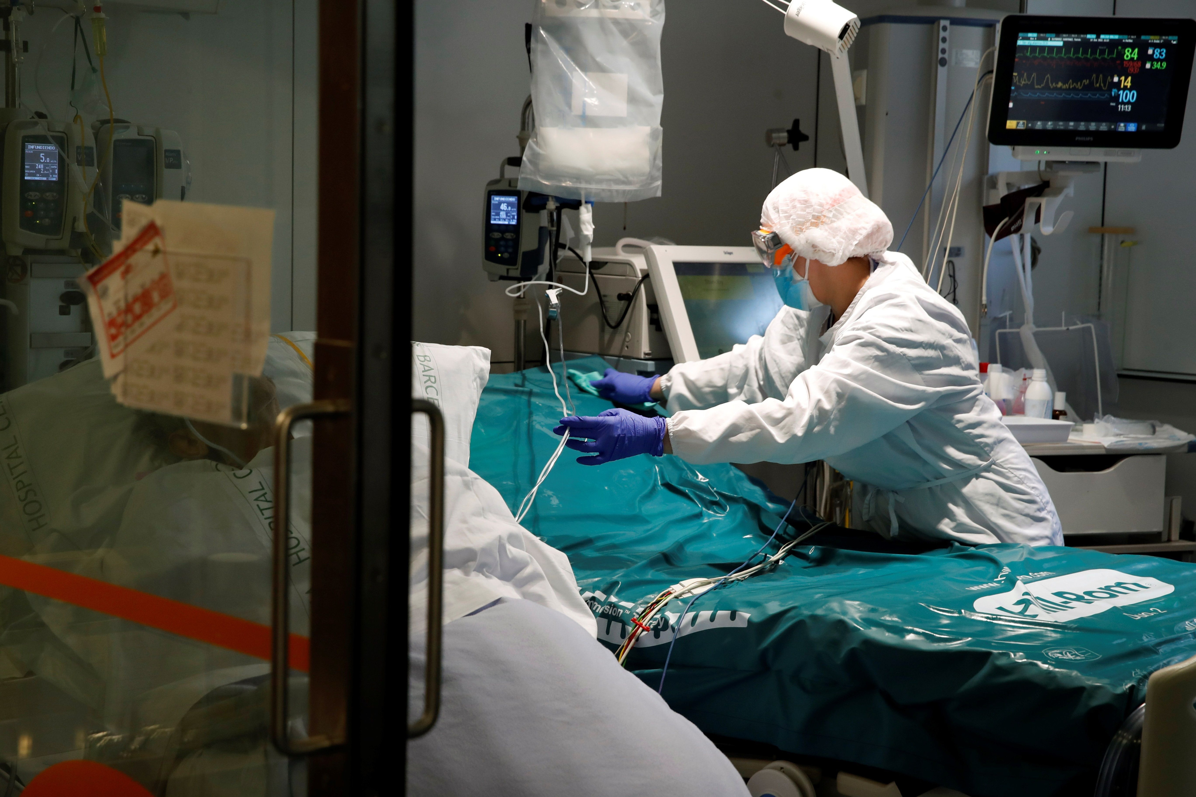 Una profesional sanitaria trabaja en una de las UCI del Hospital Clínic de Barcelona para pacientes de COVID-19 / EFE - Toni Albir