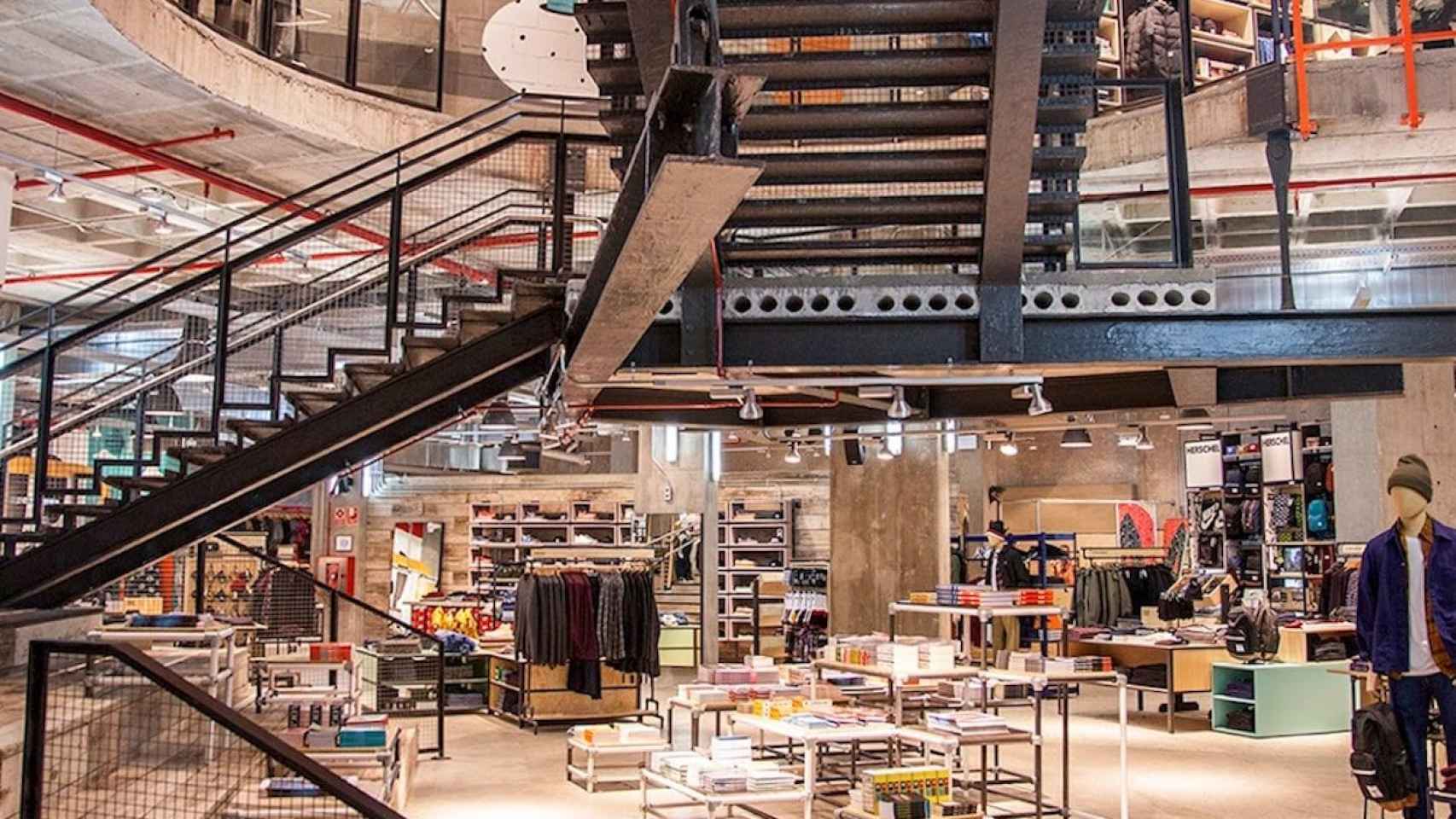 Interior de la tienda Urban Outfitters del centre comercial El Triangle / URBAN OUTFITTERS