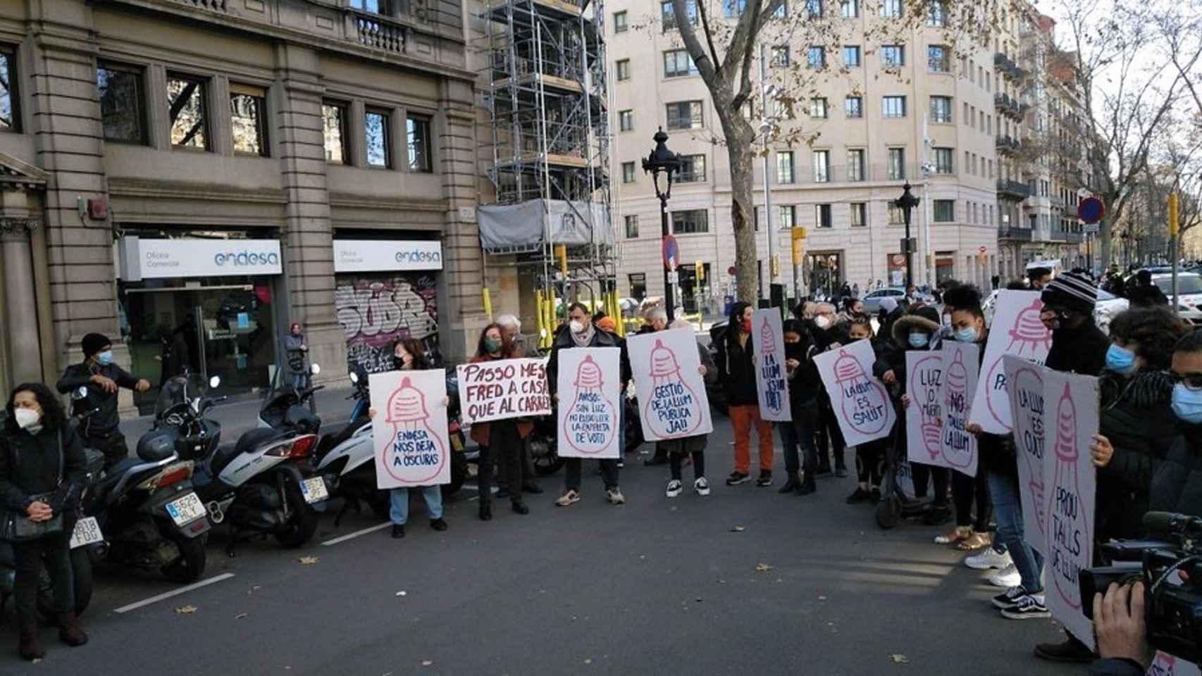 Vecinos del Raval concentrados ante la sede de Endesa en la Gran Via por los cortes de luz - XARXA VEÏNAL RAVAL