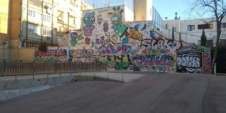 El mural reivindicativo de la plaza del Poble Romani, también vandalizado / METRÓPOLI ABIERTA - JORDI SUBIRANA