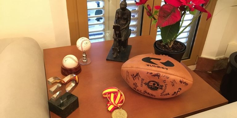 Trofeos deportivos logrados por los equipos de rugby y béisbol de Sant Boi / RP