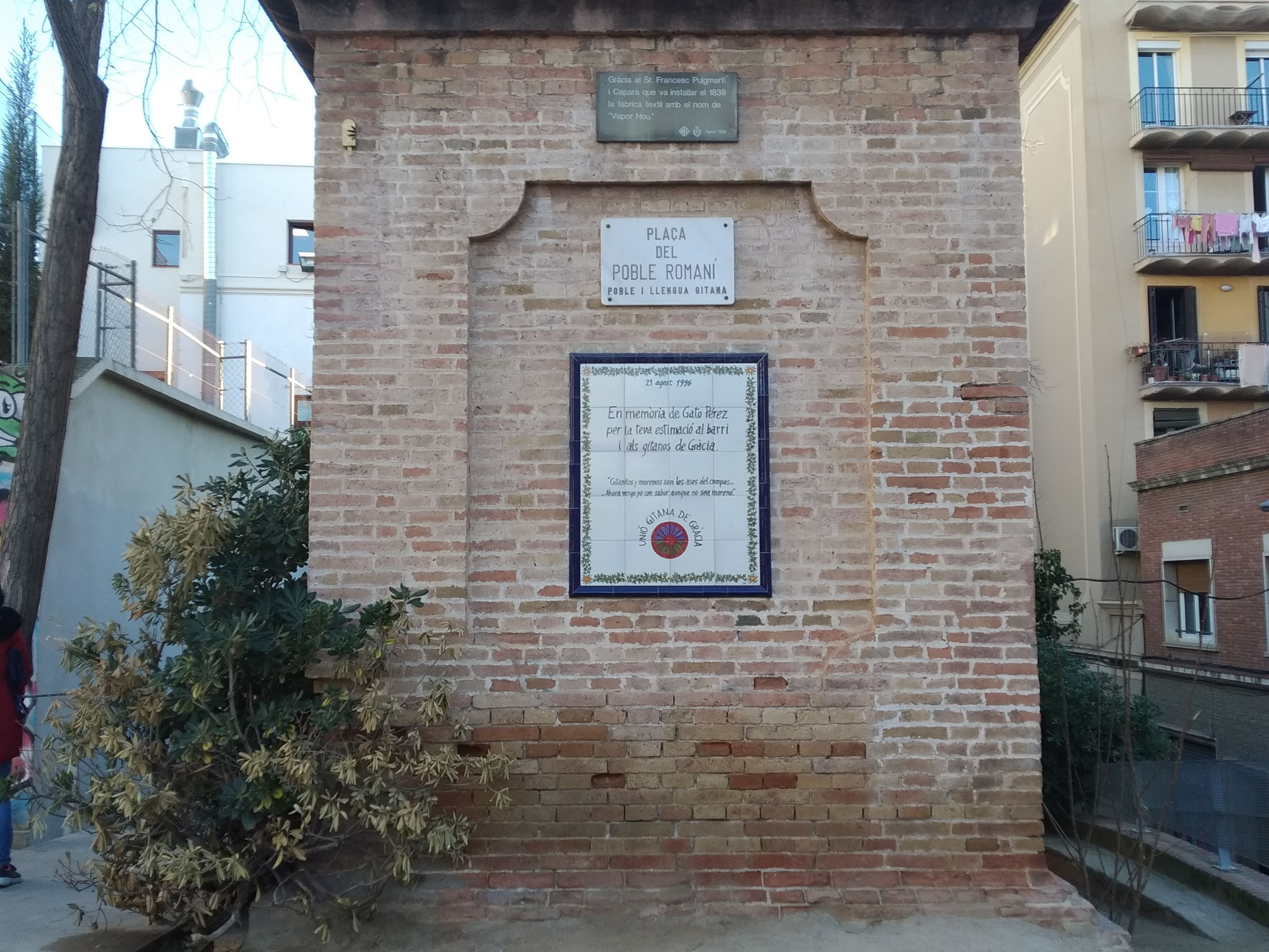 Parte de la chimenea de la plaza del Poble Romaní / METRÓPOLI ABIERTA - JORDI SUBIRANA