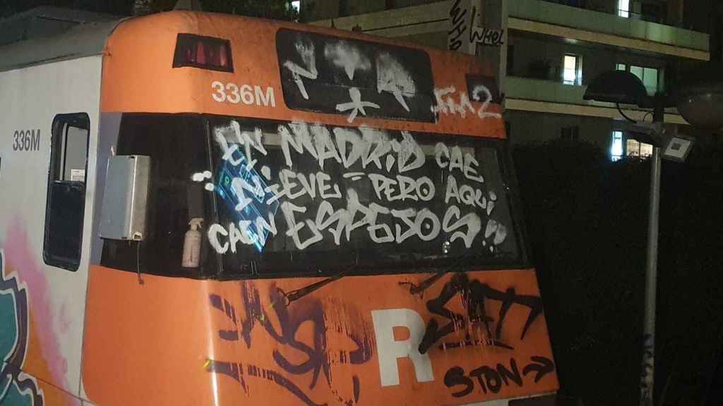 Un tren de Rodalies lleno de pintadas / RODALIES