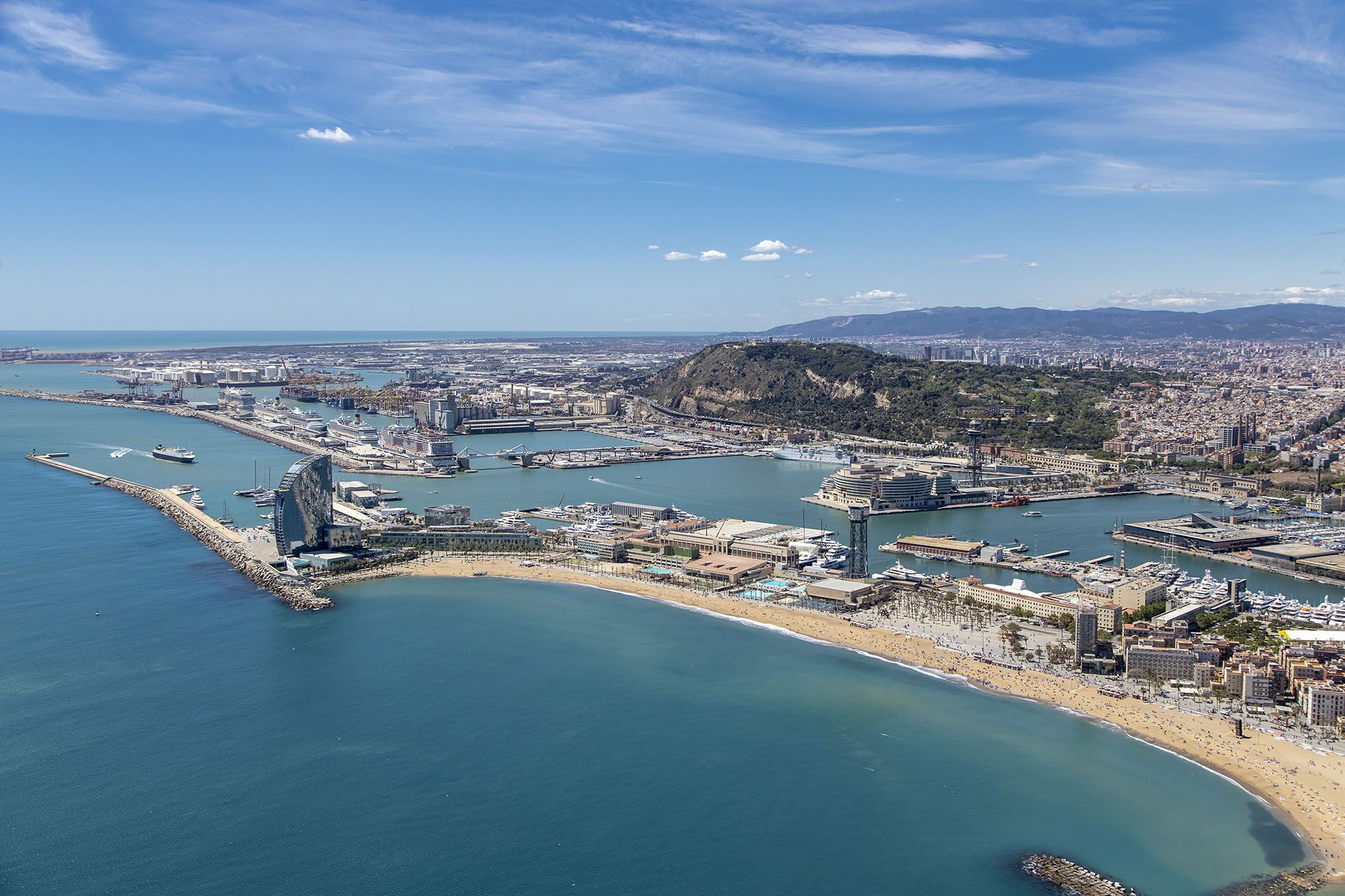 La Barcelona marítima con el Puerto de Barcelona al fondo / PORT DE BARCELONA