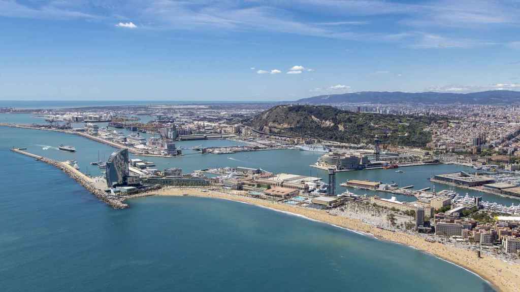 La Barcelona marítima con el Puerto de Barcelona al fondo / PORT DE BARCELONA