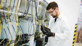 Un ingeniero de telecomunicaciones en una imagen de archivo