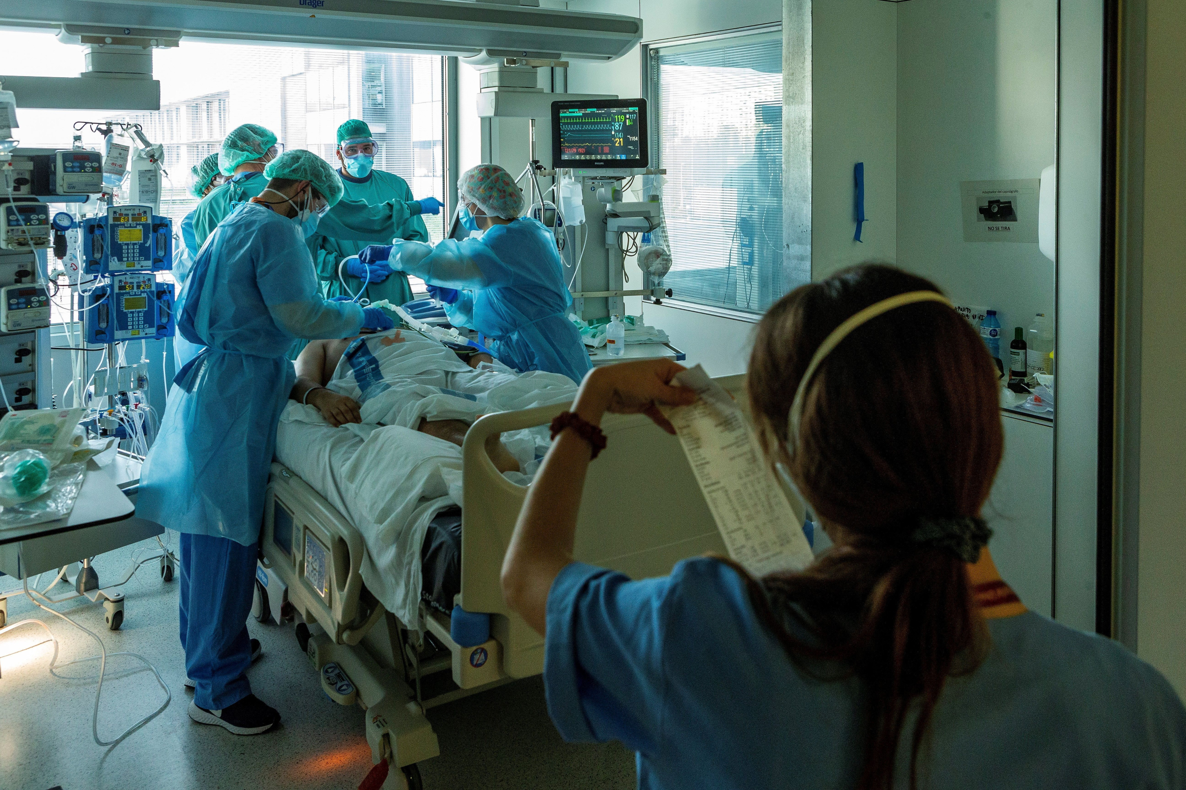 Sanitarios hacen frente a la tercera ola en la UCI del Hospital Universitario de Bellvitge / EFE - Enric Fontcuberta