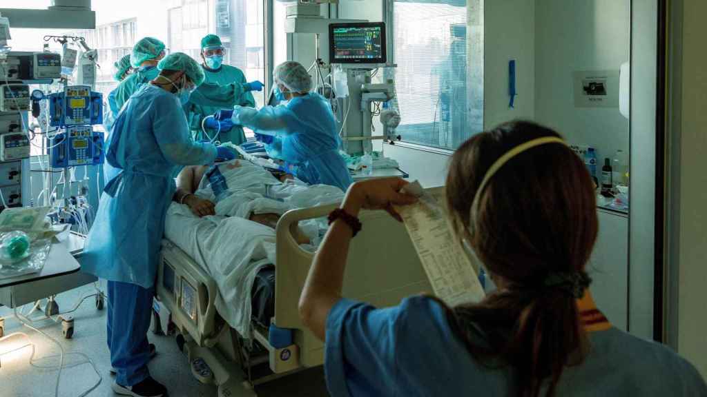 Sanitarios hacen frente a la tercera ola en la UCI del Hospital Universitario de Bellvitge / EFE - Enric Fontcuberta