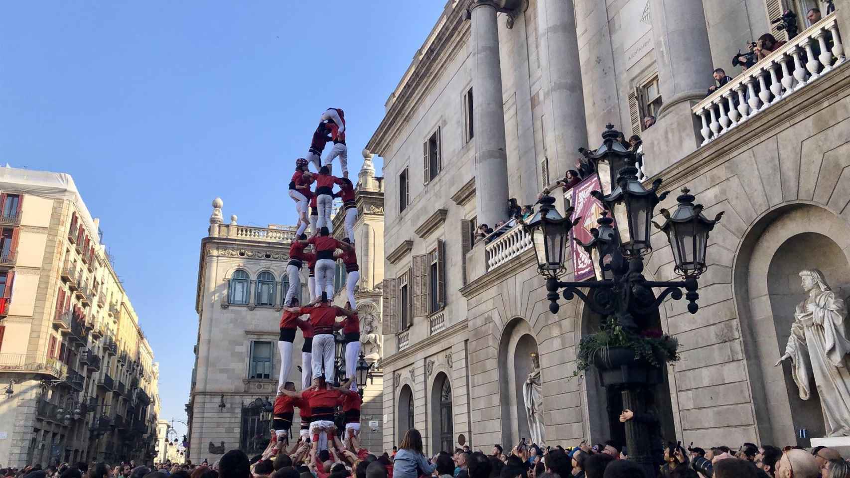 Jornada castellera de Santa Eulàlia en la plaza Sant Jaume de Barcelona / ARCHIVO