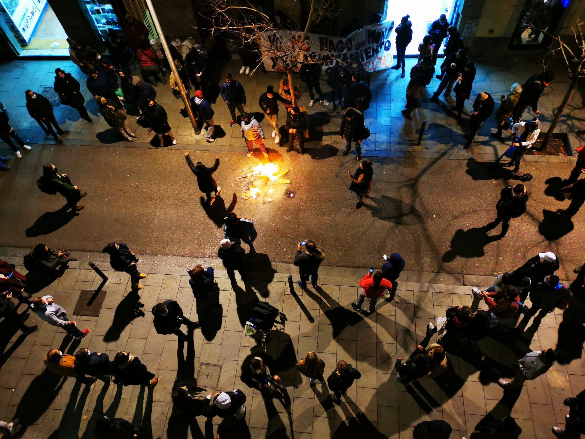 Alrededor de 70 personas participaron en una juerga sin distancias y con música a todo volumen en una calle del Raval / TWITTER - @mimi_dom_gr