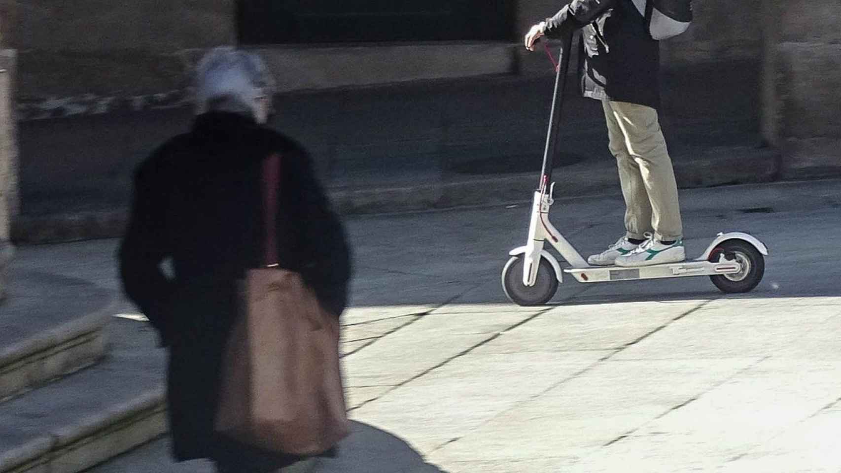 Un usuario se desplaza en patinete por la vía pública / ARCHIVO