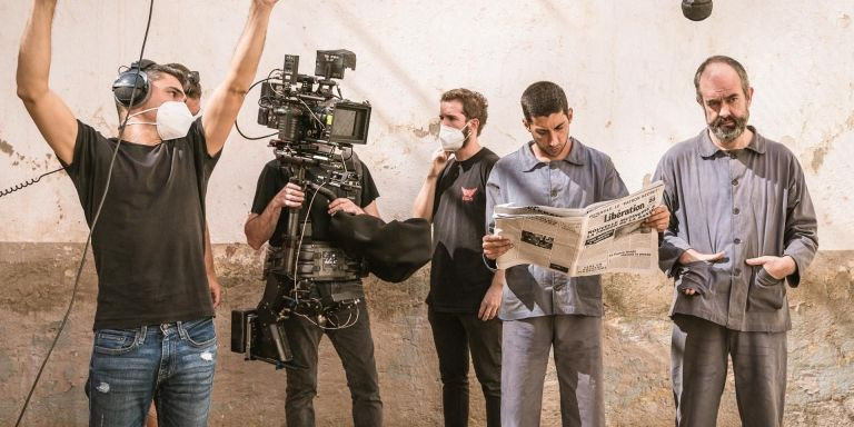 Pau Poch, con un periódico, durante el rodaje de la película / EMPATIK FILMS