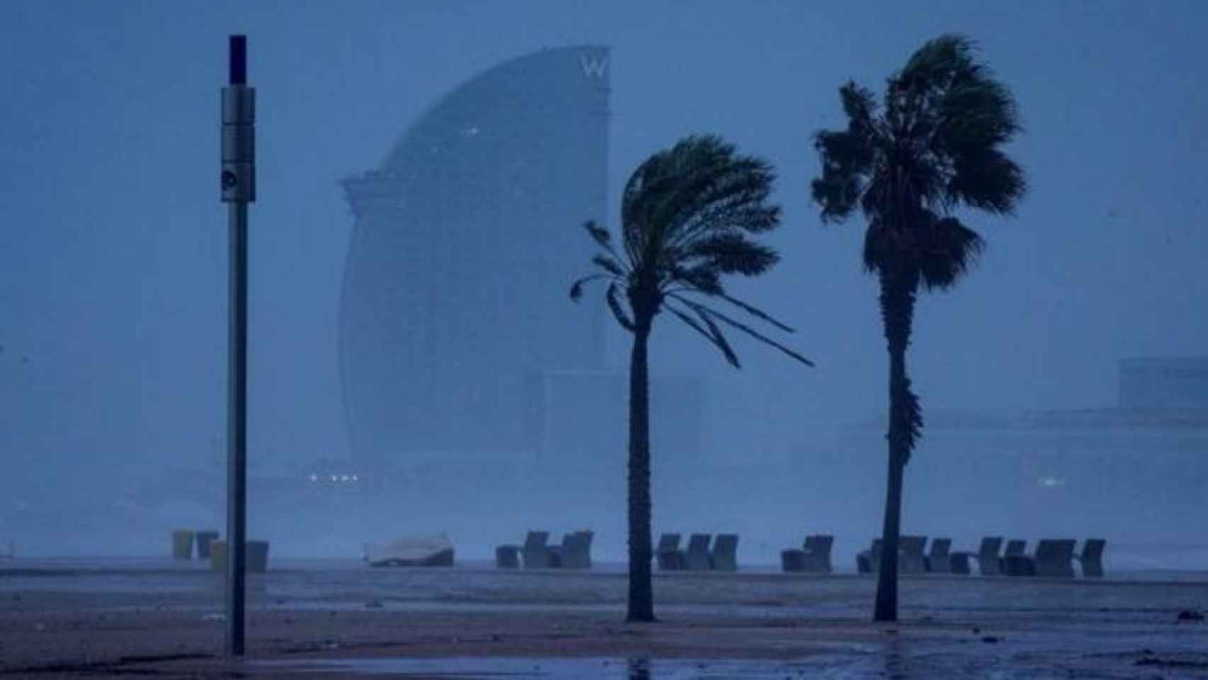 Viento huracanado en la plaza de Barcelona en una imagen de archivo