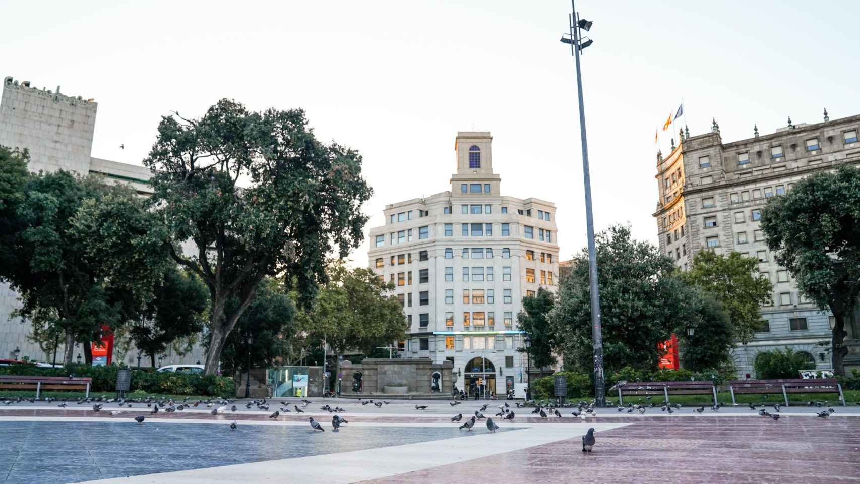 Plaza Cataluña y sus palomas/ AJ DE BARCELONA