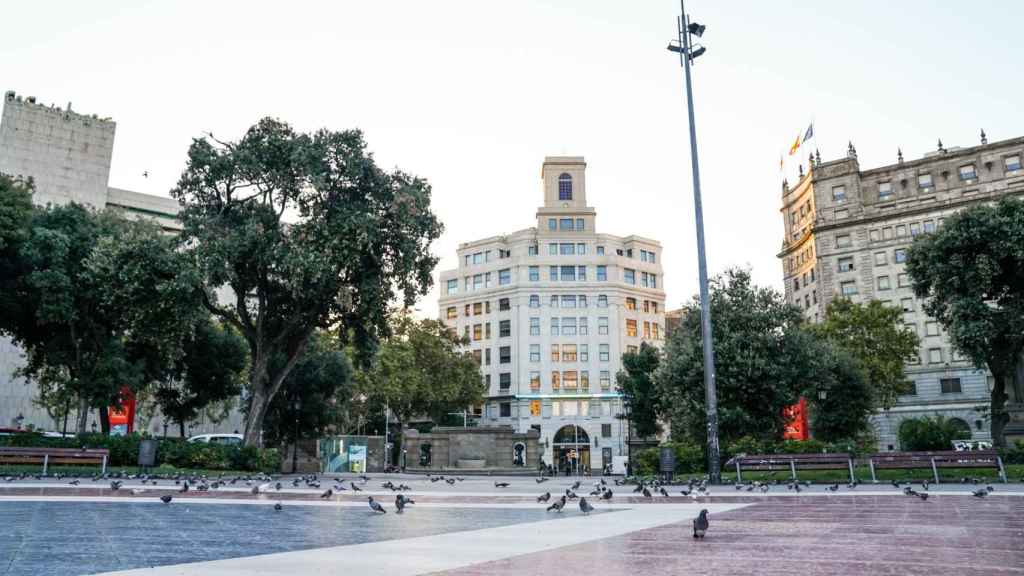 Plaza Cataluña y sus palomas/ AJ DE BARCELONA