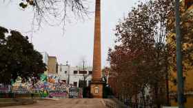 Chimenea del Vapor Puigmartí, en la plaza del Poble Romaní, en Gràcia / INMA SANTOS