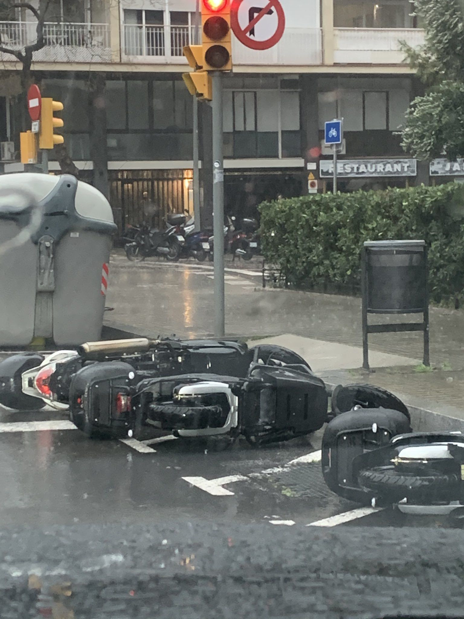 Hilera de motos caídas en Barcelona / TWITTER - @PreguntonaLa