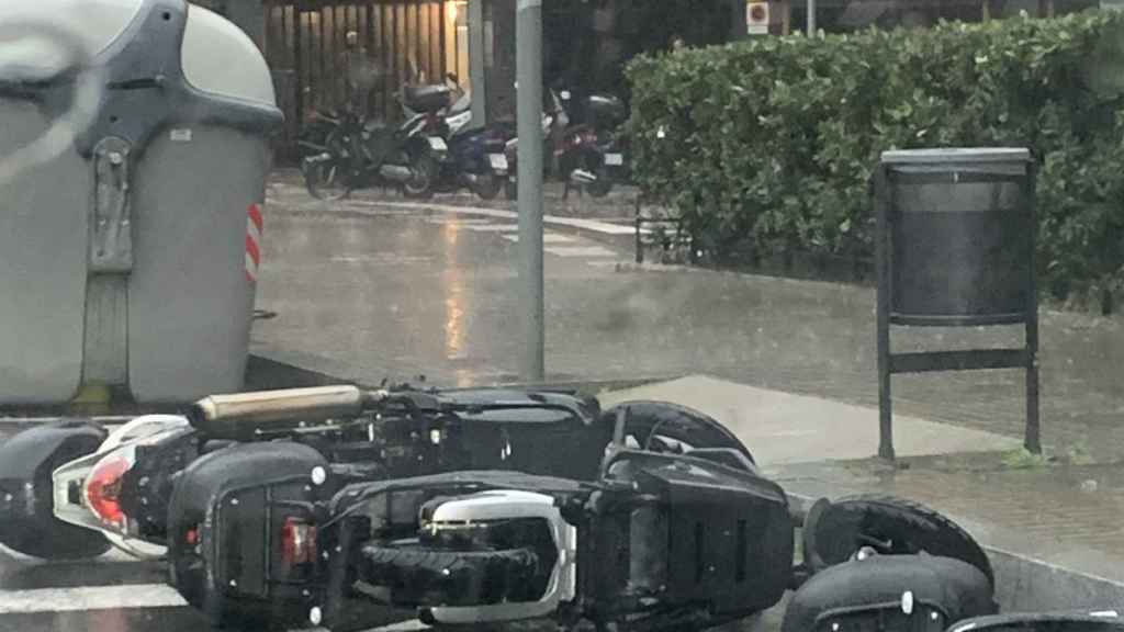 Hilera de motos caídas en Barcelona / TWITTER - @PreguntonaLa