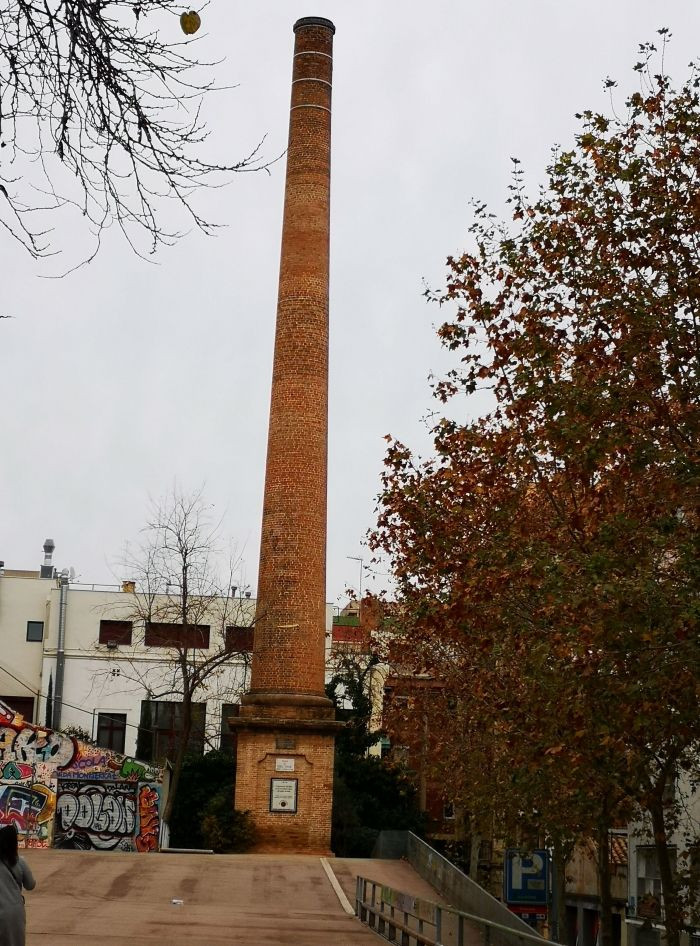 Chimenea de la fábrica Vapor Puigmartí, en Gràcia / INMA SANTOS