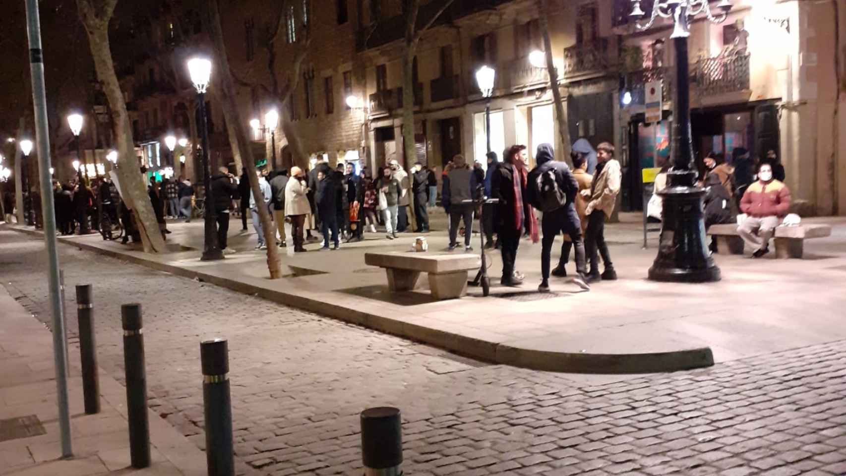 Aglomeración de gente sin mascarilla en el paseo del Born este viernes / TWITTER- RAVALDREAM