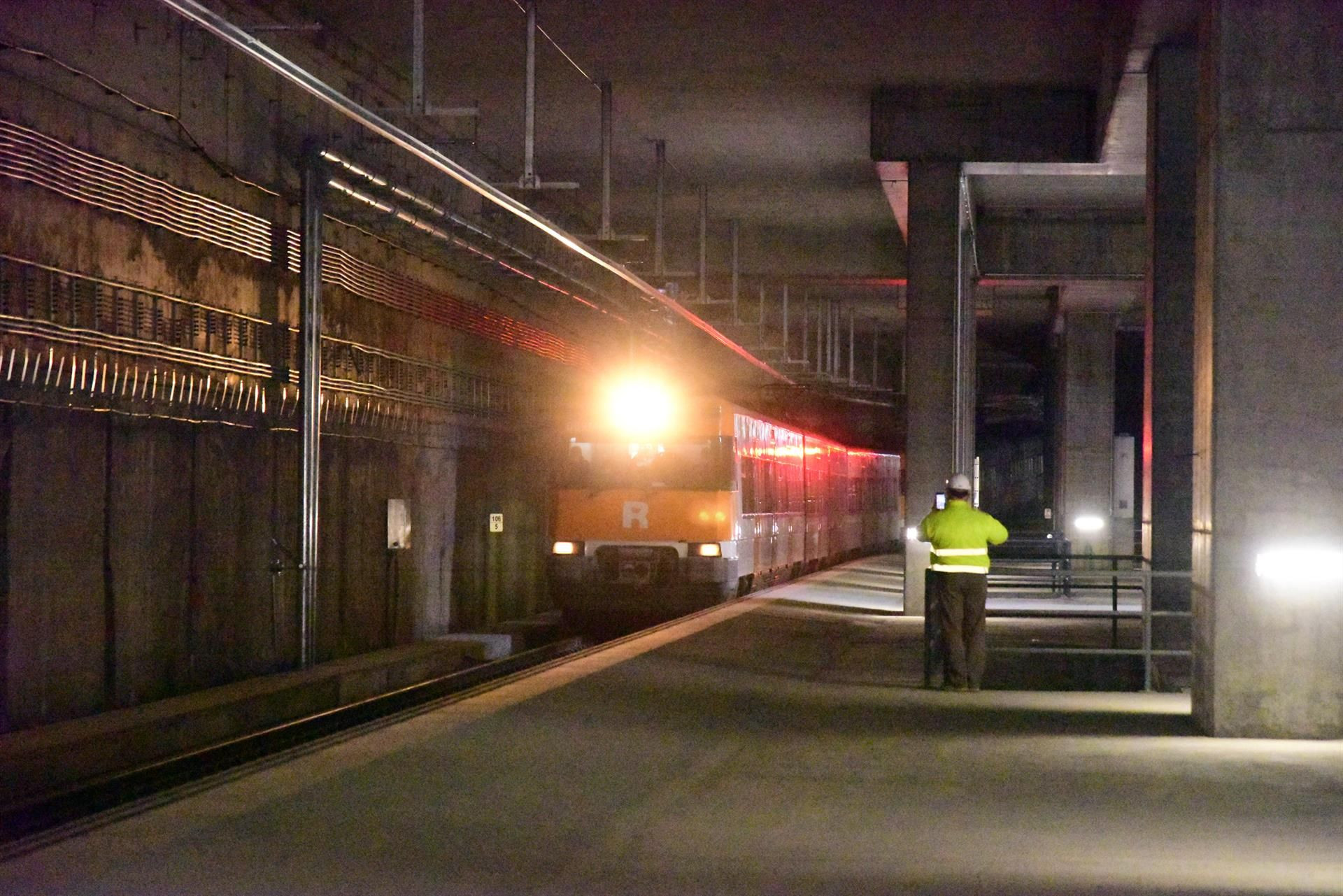 Un tren circula por dentro de la estructura de la futura estación de La Sagrera, en Barcelona /EUROPA PRESS- DAVID OLLER 