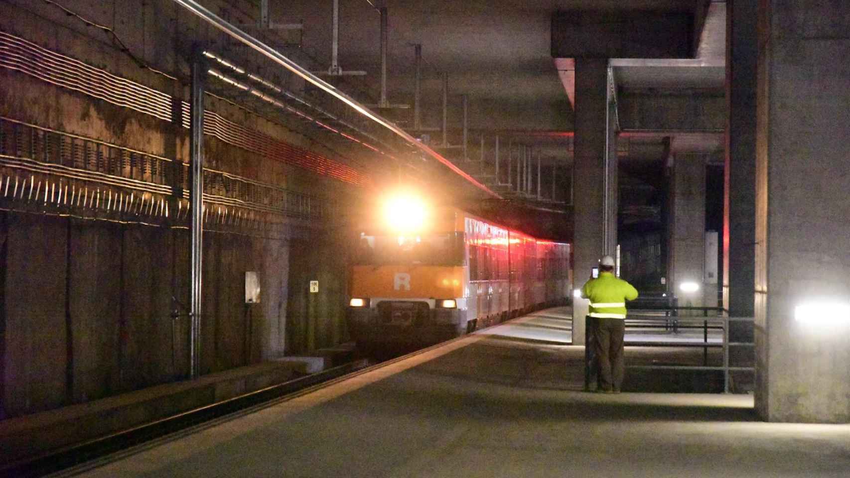 Un tren circula por dentro de la estructura de la futura estación de La Sagrera, en Barcelona /EUROPA PRESS- DAVID OLLER