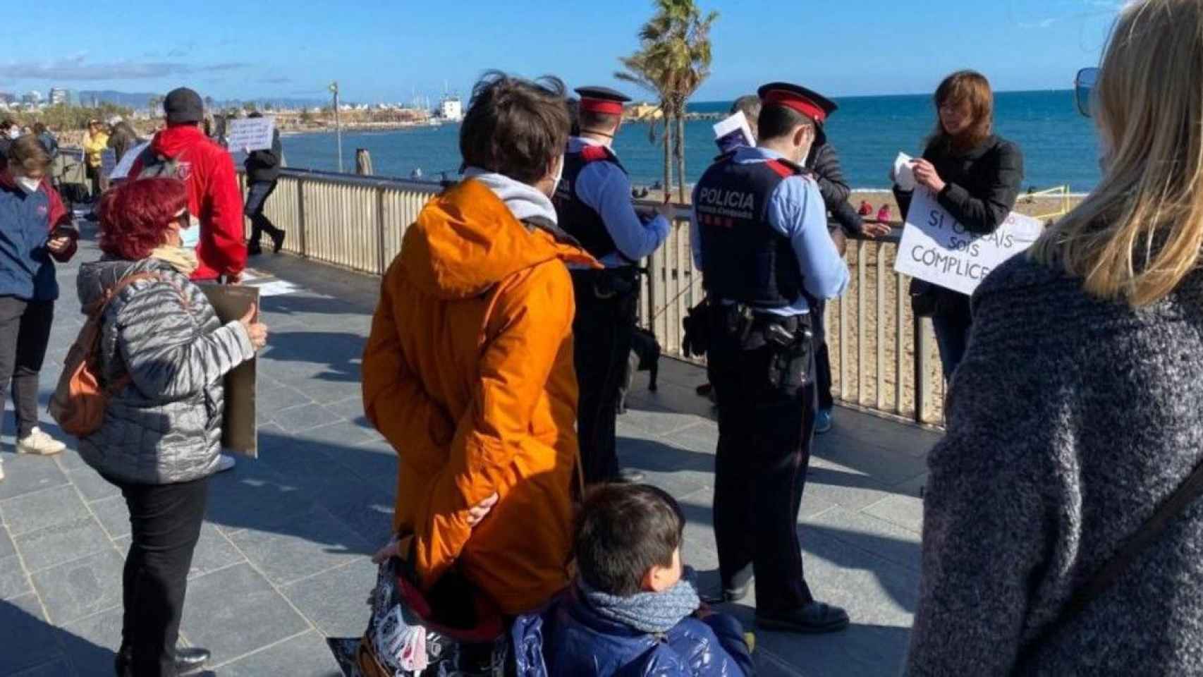 Los Mossos multan a negacionistas en la Barceloneta / CG