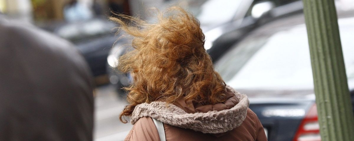 Una mujer anda por la calle en un episodio de fuerte viento / EUROPA PRESS