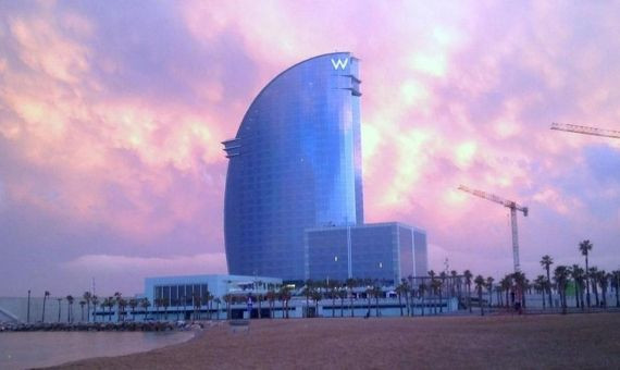 El Hotel Vela, en el barrio de la Barceloneta, uno de los hoteles con pérdida de pernoctaciones / CG