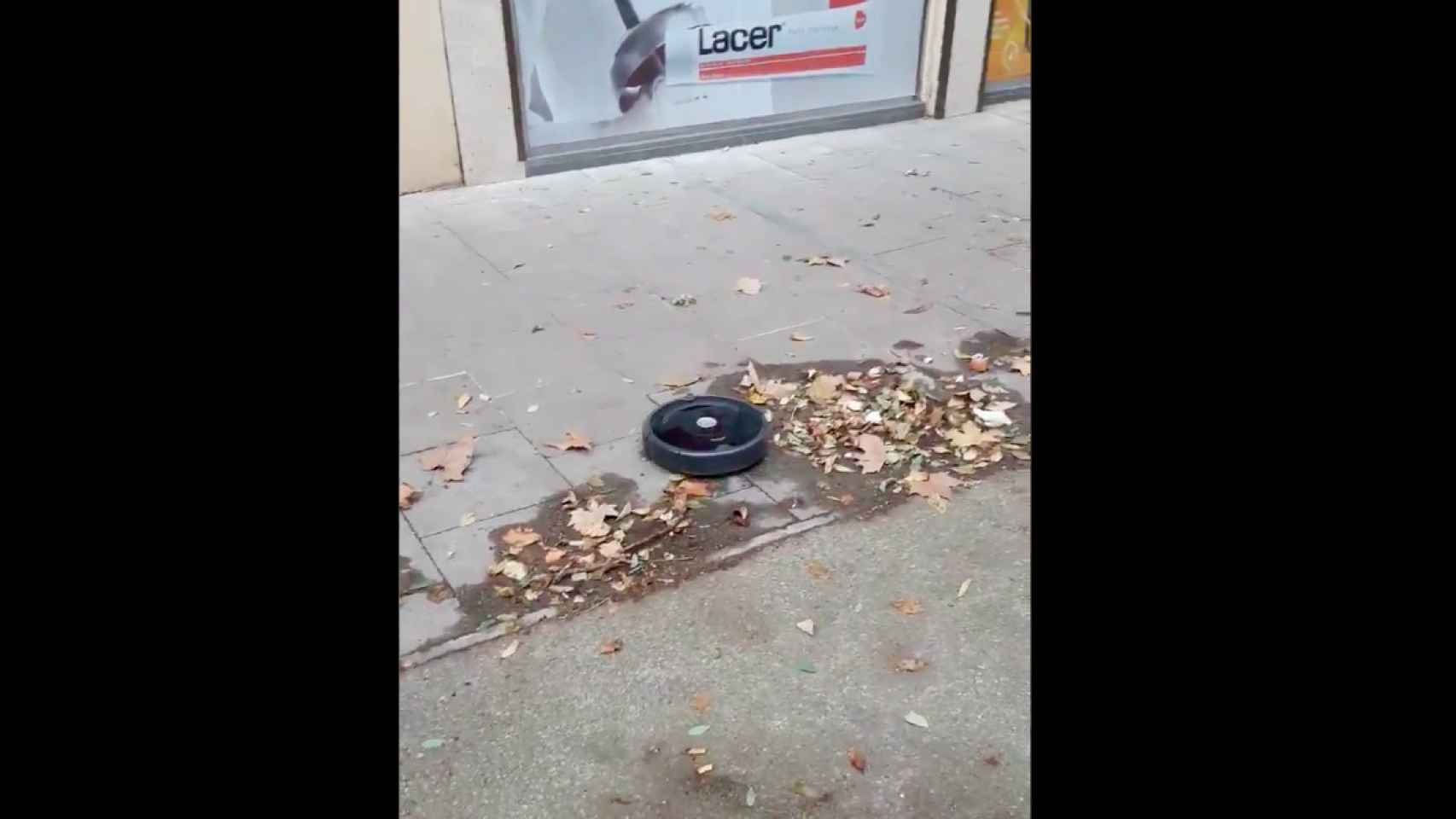 Un 'roomba' limpieza una calle de Barcelona / TWITTER @OriolCanosa