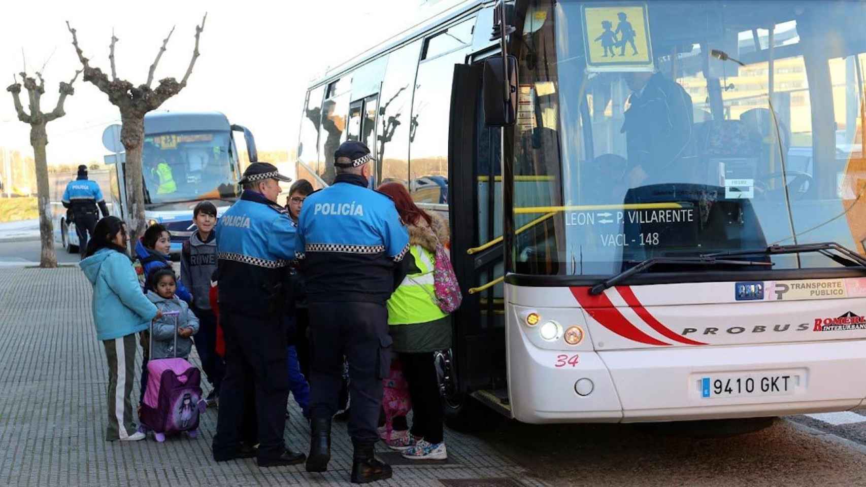 Control de la Policía Local en un vehículo de transporte escolar / D. LEÓN