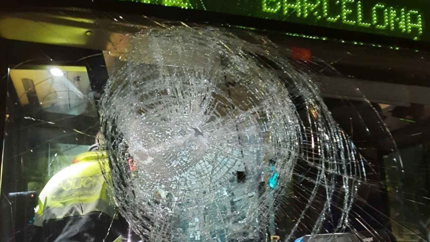 Cristal delantero de un autobús público roto tras un ataque / CEDIDA