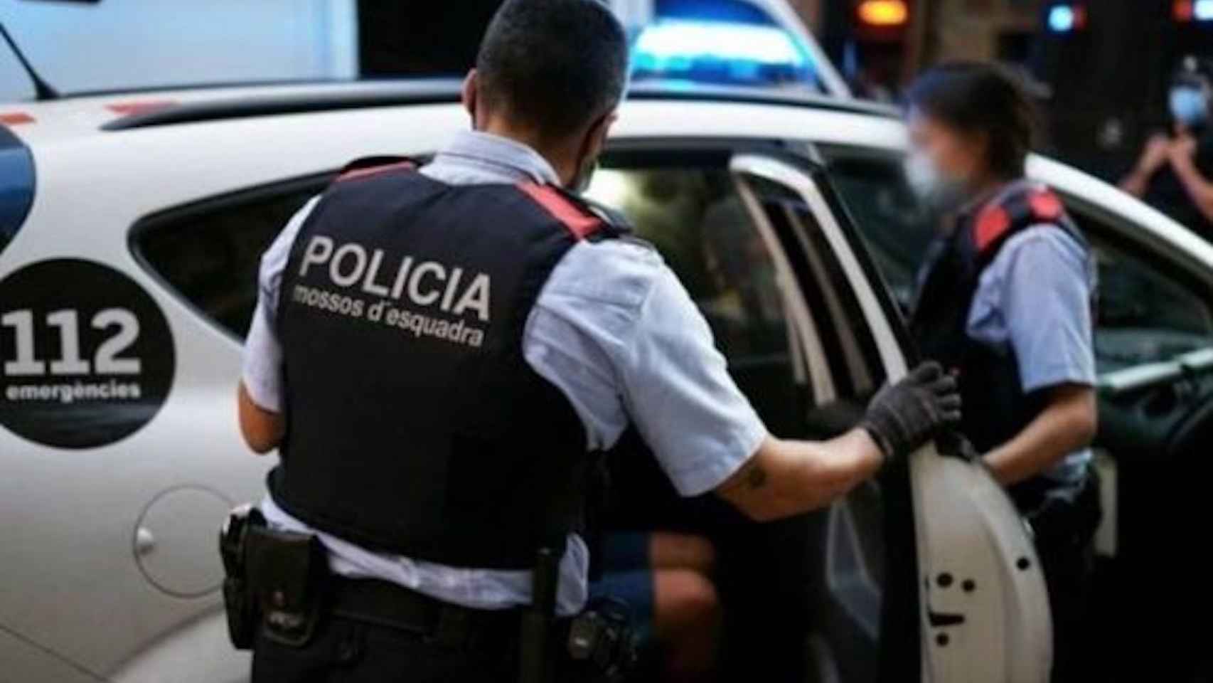 Los Mossos d'Esquadra detienen a una persona / MOSSOS