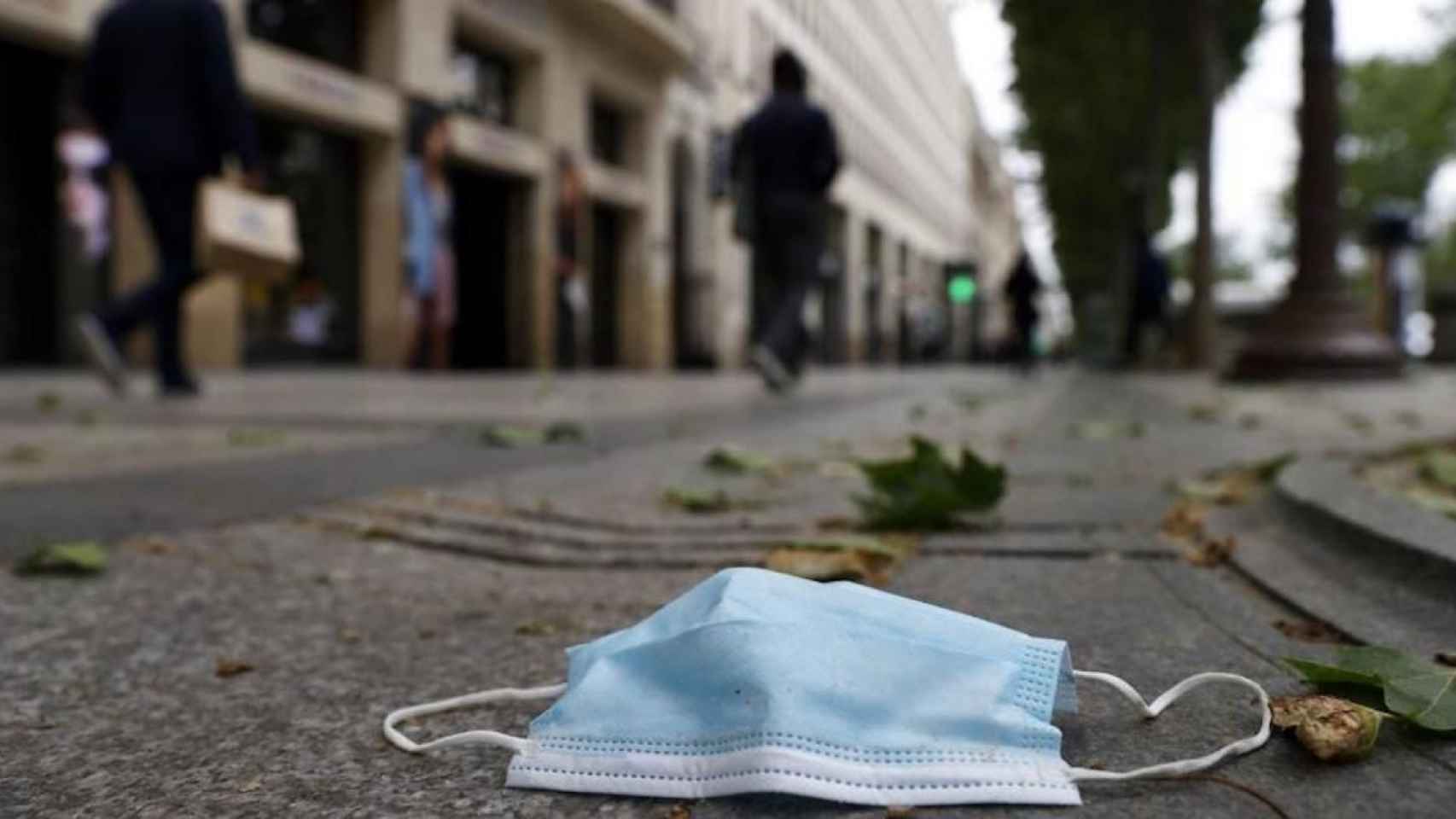 Una mascarilla tirada en plena calle / EFE