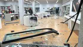Destrozos en la tienda Apple asaltada en Terrassa / INTECAT