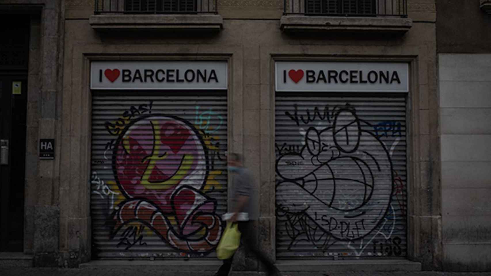 Un hombre pasea frente a un comercio cerrado de Barcelona / EUROPA PRESS