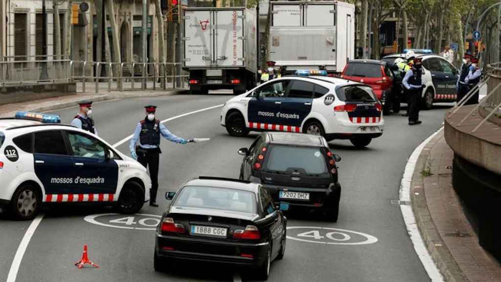 Control de movilidad de los Mossos d’Esquadra en Barcelona durante la pandemia / EFE - Toni Albir